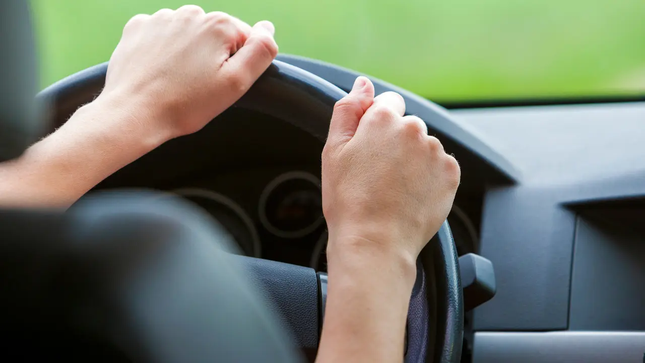 Conduciendo auto. Foto: Canva