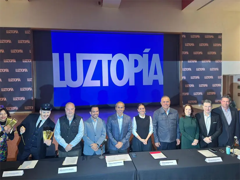 imagen recuadro Parque Fundidora se ilumina con Luztopía 2025 en su nueva experiencia mágica inspirada en el delicioso Expreso Polo Norte. Foto: Luztopía
