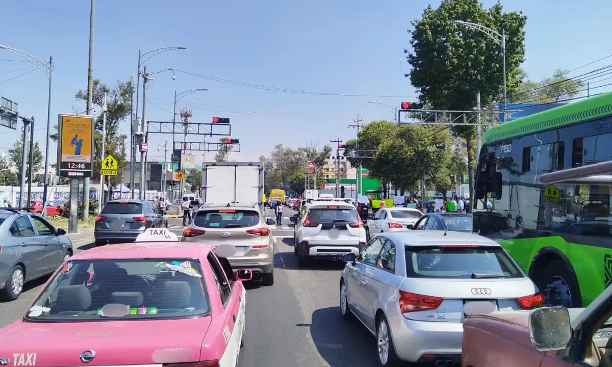 Manifestante bloqueando calle en CDMX. Foto: Luis Antonio Alfaro