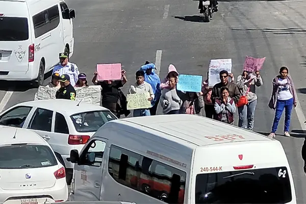 México-Texcoco bloqueada por vecinos de La Paz en protesta por la falta de agua en la zona México-Texcoco bloqueada por vecinos de La Paz en protesta por la falta de agua en la zona