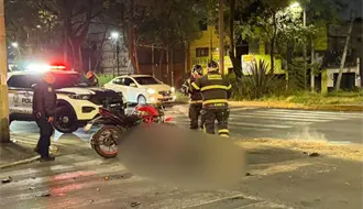 Motociclista sufre graves heridas tras chocar con camioneta en Azcapotzalco
