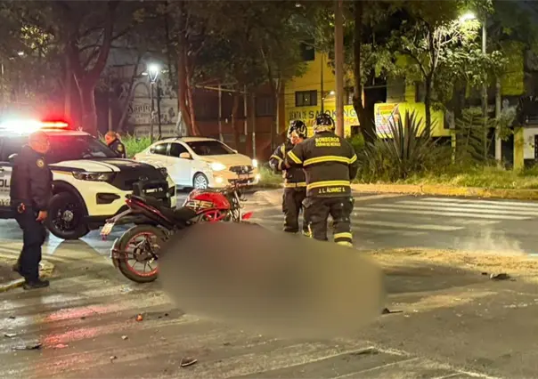 Motociclista sufre graves heridas tras chocar con camioneta en Azcapotzalco