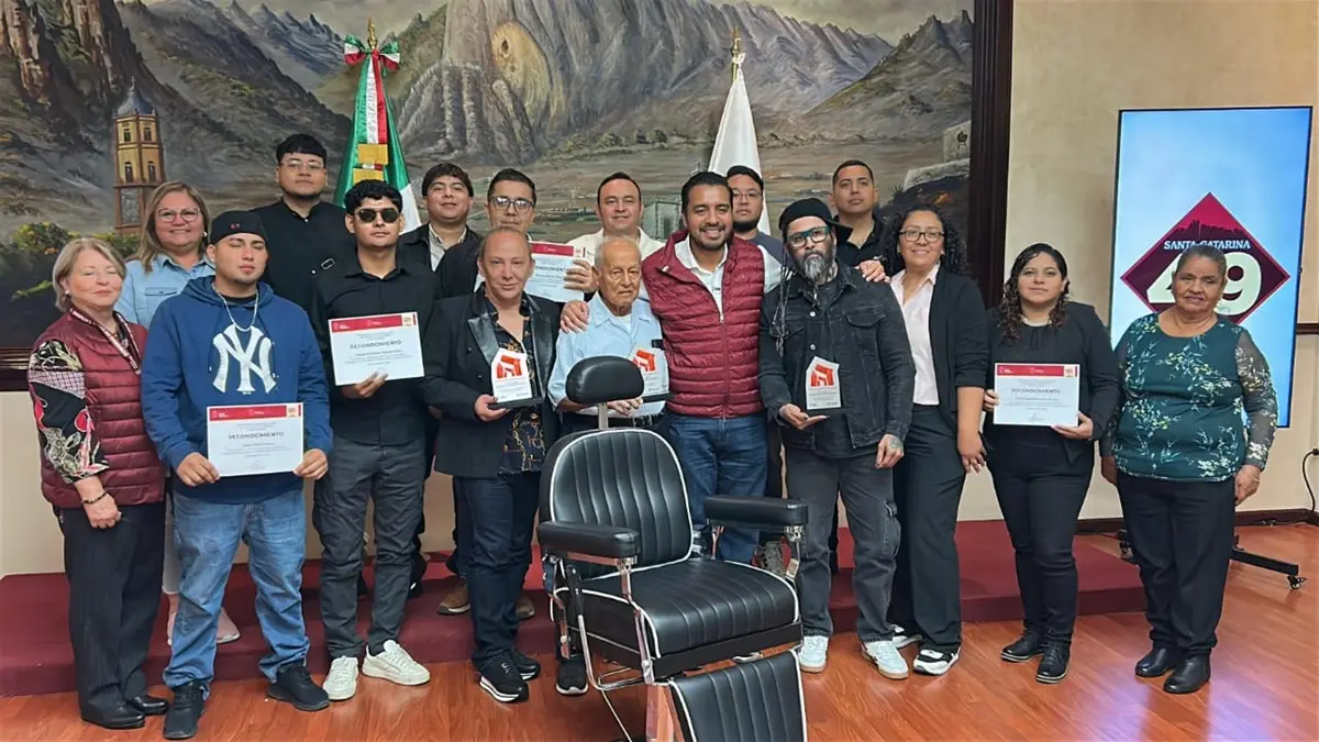 Galardona Nava a emprendedores de barberías de Santa Catarina. Foto: Gobierno de Santa Catarina