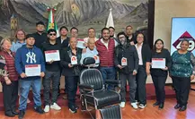 Jesús Nava galardona a barberos como Embajadores de Santa Catarina Jesús Nava galardona a barberos como Embajadores de Santa Catarina
