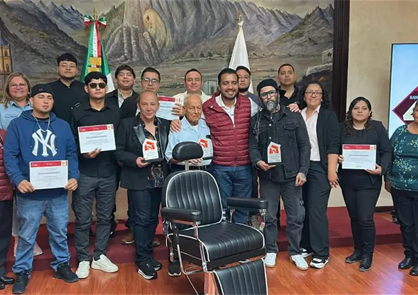 Jesús Nava galardona a barberos como Embajadores de Santa Catarina