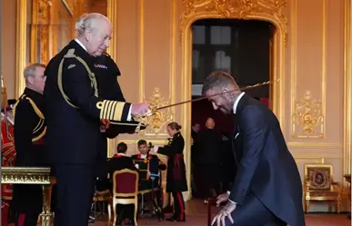 David Beckham es nombrado caballero por el Rey Carlos III en Windsor