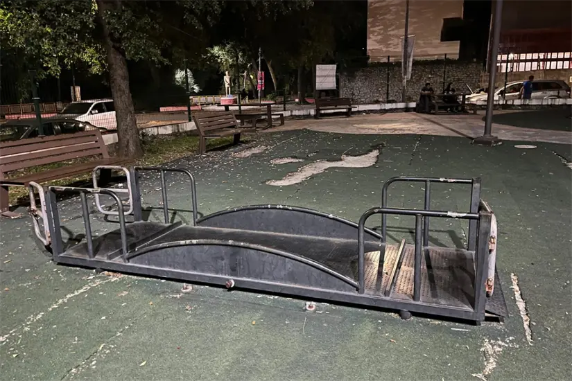 Juego inclusivo destruido | Foto: Perla Herrera