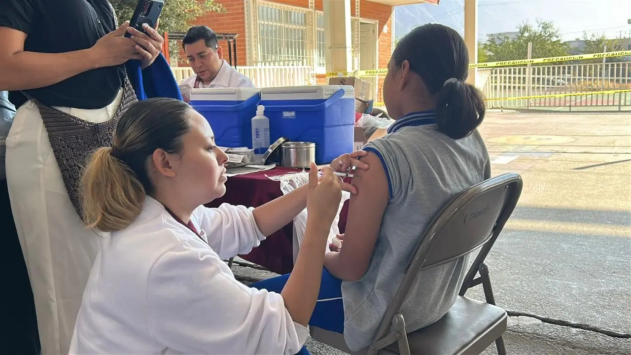Vacunación en escuelas de Santa Catarina. Foto: Gobierno de Jesús Nava