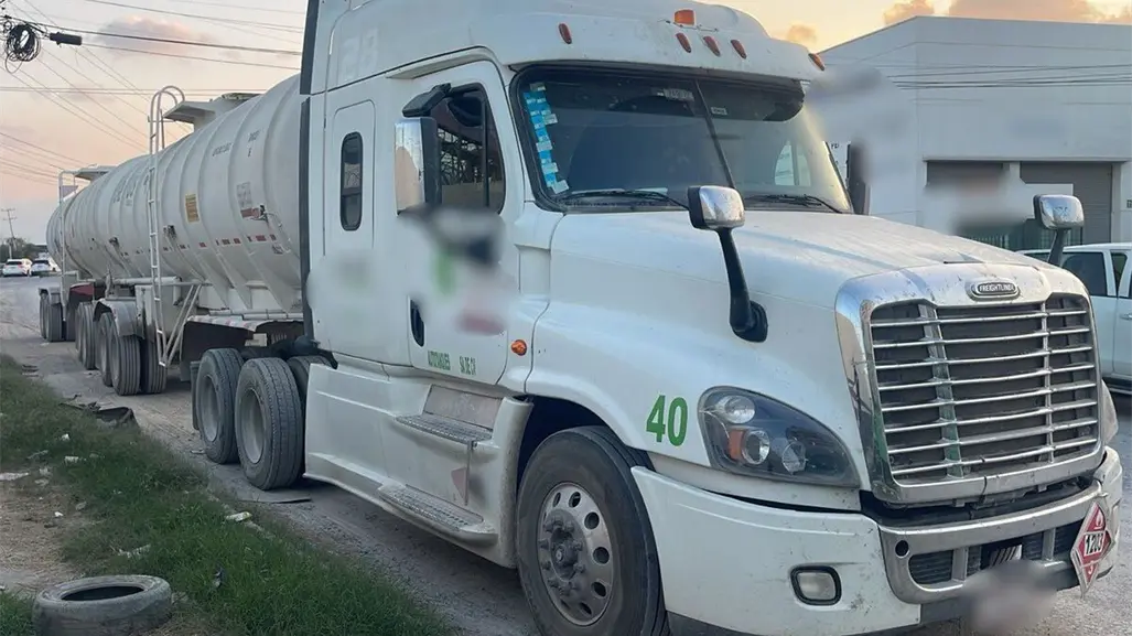 Detienen en Sabinas Hidalgo, Nuevo León a chofer con 62 mil litros de hidrocarburo tras operativo de la FGR