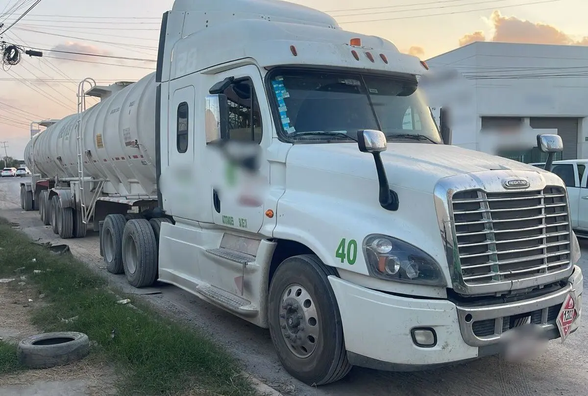 Durante la revisión, el conductor identificado como José “R” no pudo acreditar la legal procedencia de aproximadamente 62 mil litros de hidrocarburo, por lo que fue detenido. Foto: FGR Nuevo León.