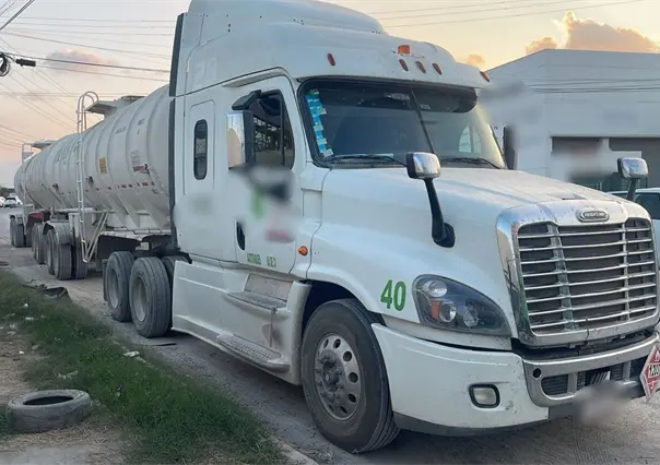 Detienen en Sabinas Hidalgo, Nuevo León a chofer con 62 mil litros de hidrocarburo tras operativo de la FGR