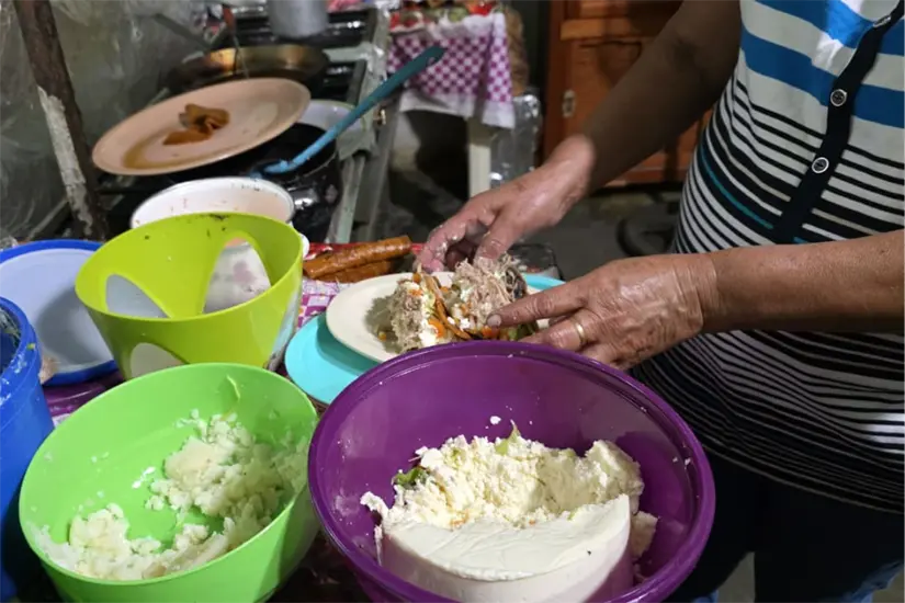 imagen recuadro Preparación de los tacos rojos. Foto: Victoria Jiménez