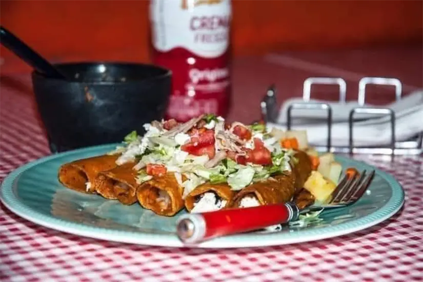 imagen recuadro Los tacos rojos son parte de la gastronomía tamaulipeca. Foto: Victoria Jiménez