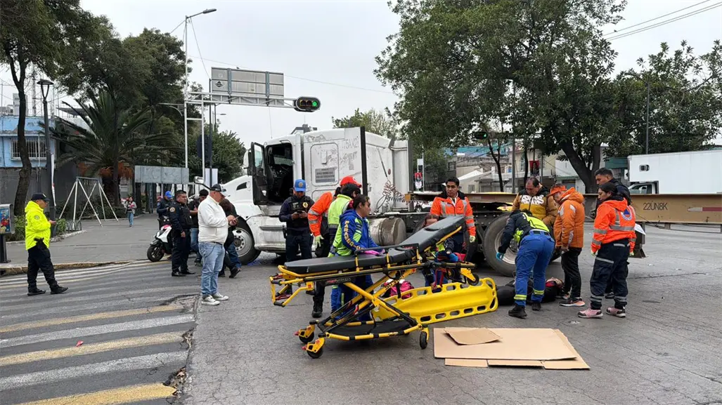 Tráiler da vuelta prohibida y embiste a motociclista en la Cuauhtémoc, CDMX