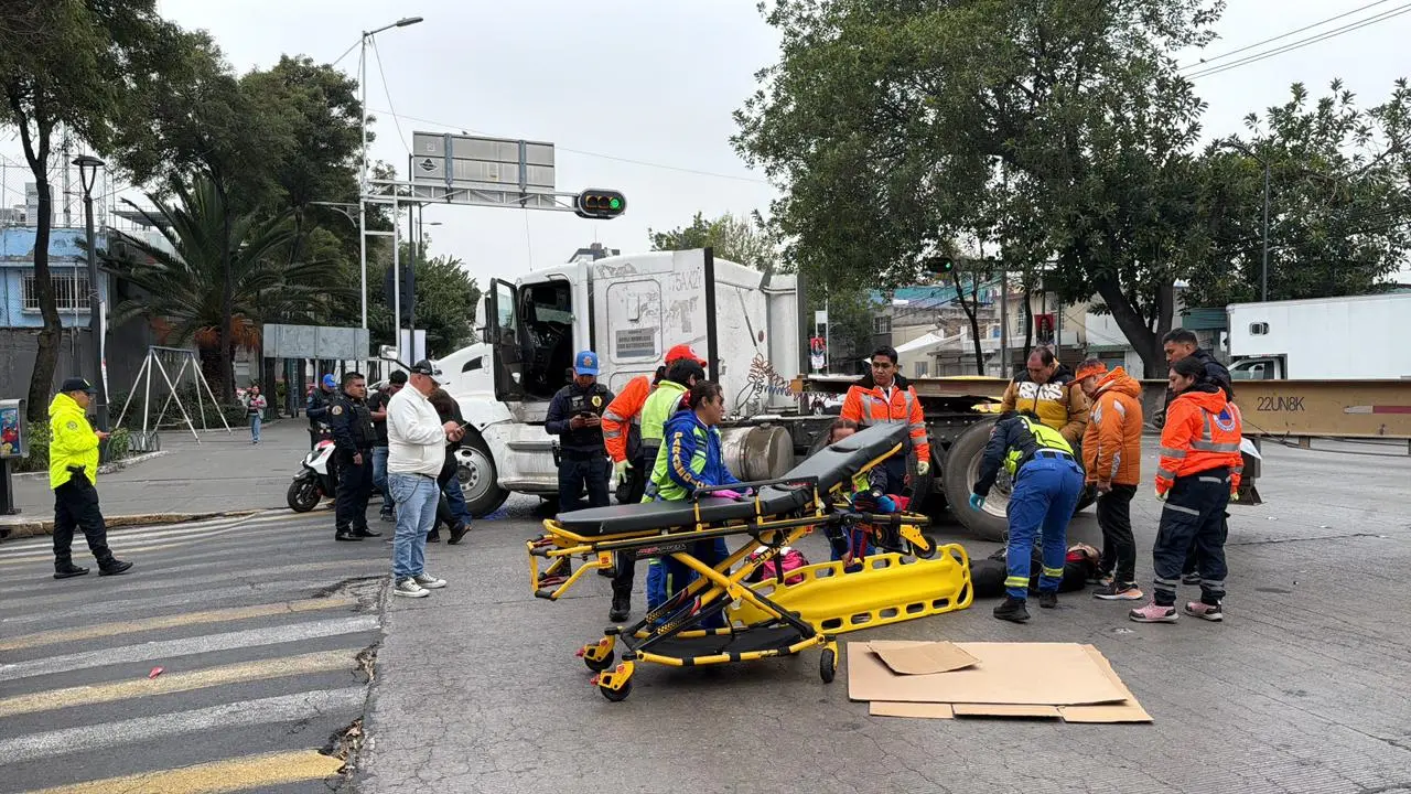 Elementos del ERUM apoyaron en accidente de CDMX. Foto: Ramón Ramírez