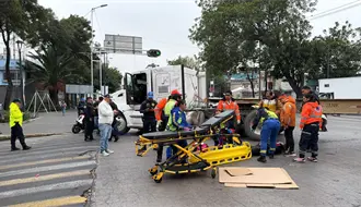 Tráiler da vuelta prohibida y embiste a motociclista en la Cuauhtémoc, CDMX