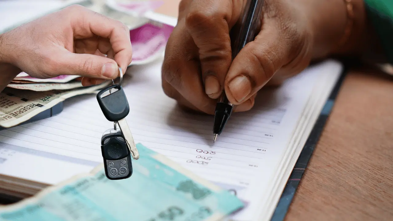 Los dueños de vehículos con adeudos podrán ponerse al corriente mediante un pago único. Foto: Canva.
