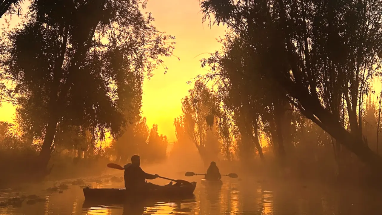 Personas en el amanecer de Xochimilco. Foto:_ IG @turismo_cdmx_