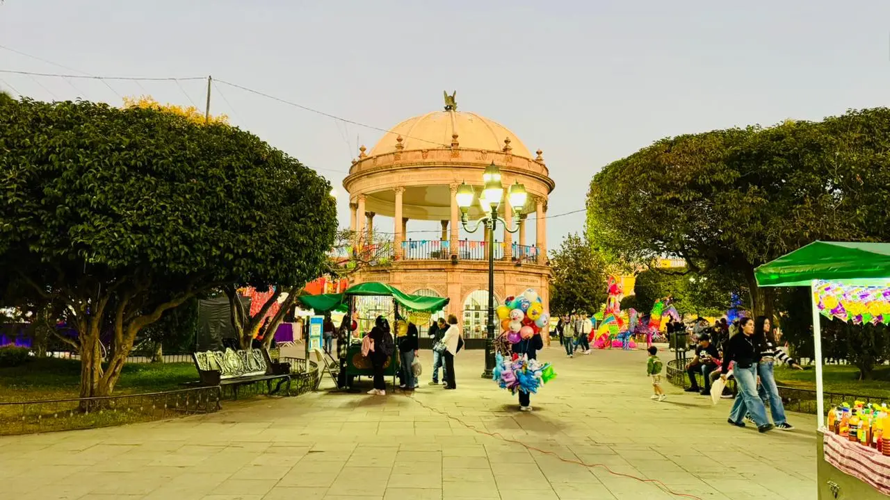 El comercio formalmente establecido en el Centro Histórico se enfrenta a la competencia de vendedores sin permiso. | Foto: Fabiola Lerma.