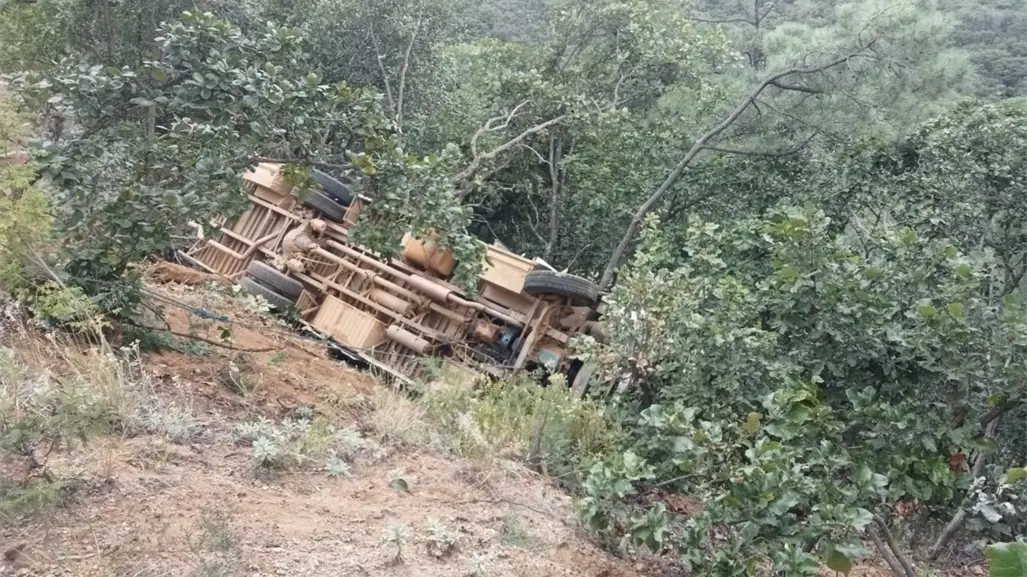 Autobús se vuelca en Oaxaca y deja 19 lesionados; el chofer se quedó dormido