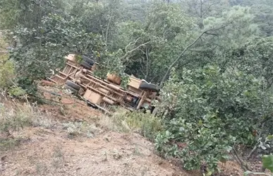 Autobús se vuelca en Oaxaca y deja 19 lesionados; el chofer se quedó dormido