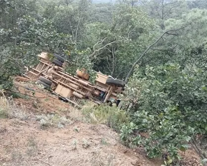 Autobús se vuelca en Oaxaca y deja 19 lesionados; el chofer se quedó dormido