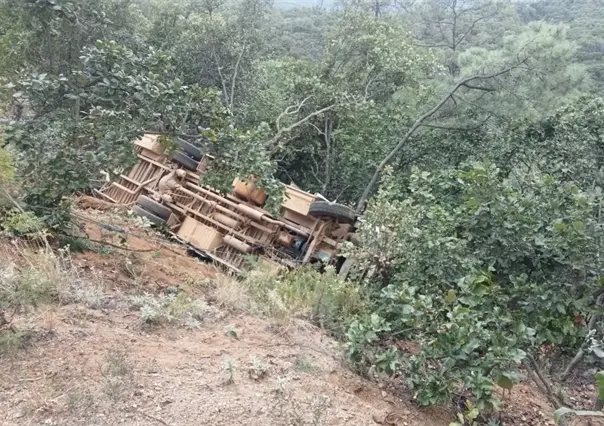 Autobús se vuelca en Oaxaca y deja 19 lesionados; el chofer se quedó dormido