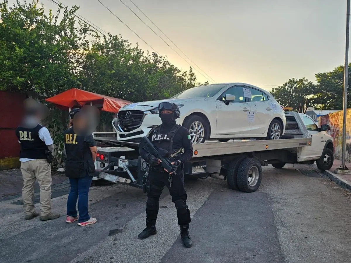 Las autoridades decomisaron la jornada del martes un auto Mazda Blanco que estaría involucrado en un accidente que dejó a dos personas lesionadas, una de ellas en estado crítico.- Fuente SSP