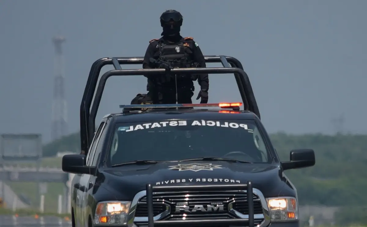 En la imagen una unidad de Fuerza Civil recorre una carretera de Nuevo León. Foto: Facebook Fuerza Civil