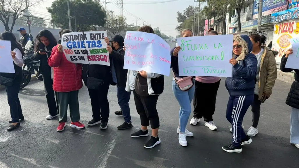 VIDEO | Padres bloquean Rojo Gómez por presuntas grietas en escuela primaria de Iztacalco