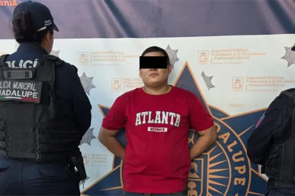 Policía de Guadalupe detiene a sujeto tras quedar atrapado en malla con púas Policía de Guadalupe detiene a sujeto tras quedar atrapado en malla con púas