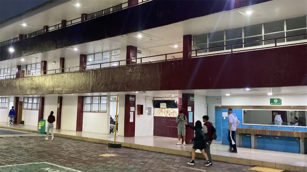 VIDEO | Alumnas de bachillerato en CDMX protagonizan pelea y una queda en silla de ruedas