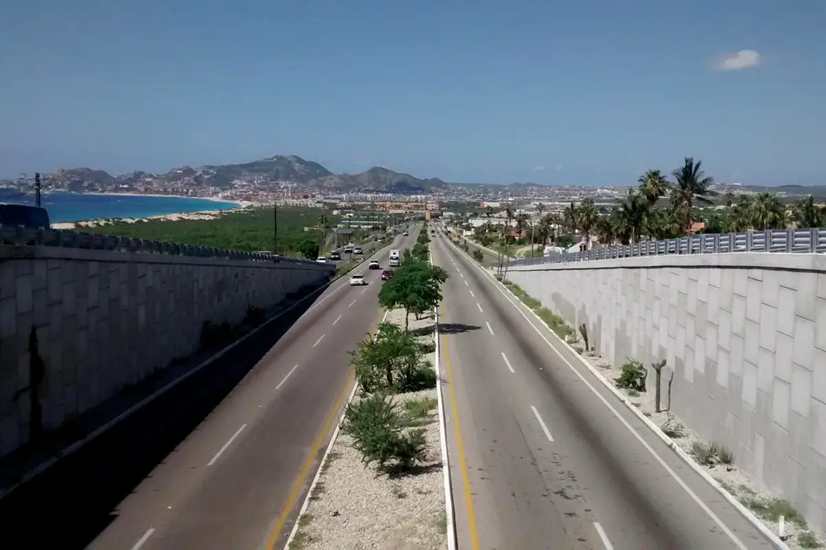 Fue en el corredor turístico de Los Cabos donde ocurrió el fatal accidente en febrero del año pasado, donde 2 personas perdieron la vida. Foto: BPC Inmobiliaria.