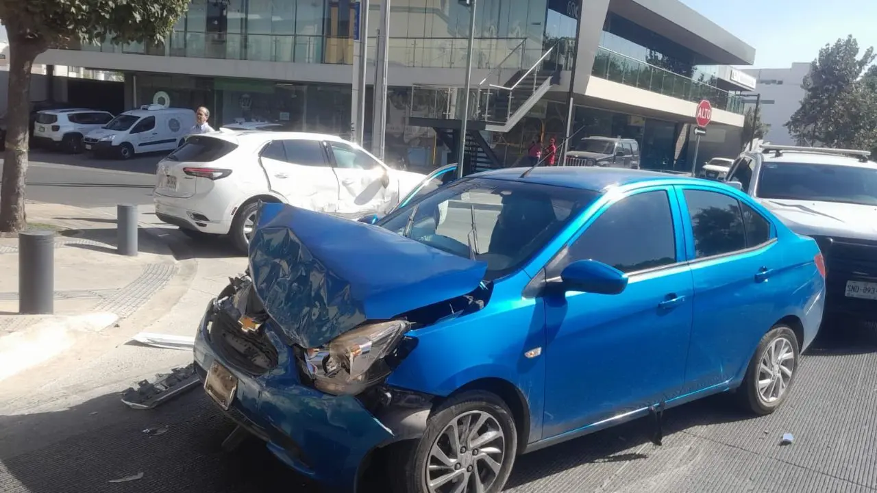 Choque en clonia Del Valle en el municipio de San Pedro Garza García Foto: PCNL