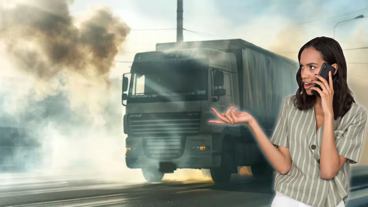 Camión contaminante de fondo con una mujer hablando por teléfono Foto: Canva