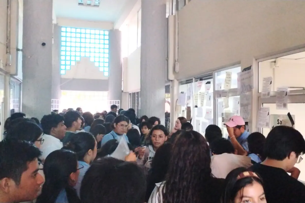 Estudiantes de la Universidad Juárez Autónoma de Tabasco manifestándose. Foto: Armando de la Rosa