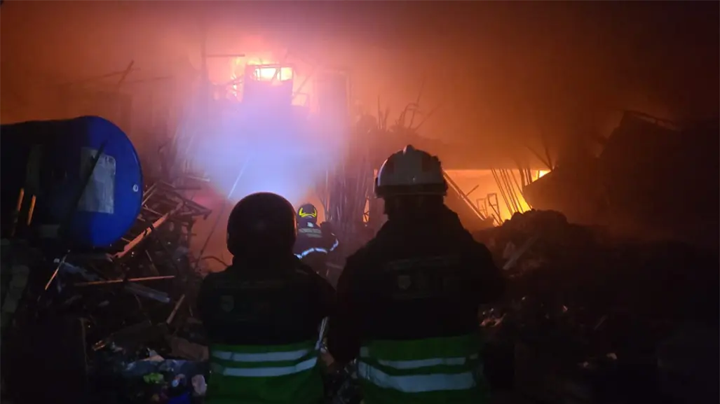 Fuerte incendio consume bodega en Iztapalapa; el humo alarmó a toda la zona oriente