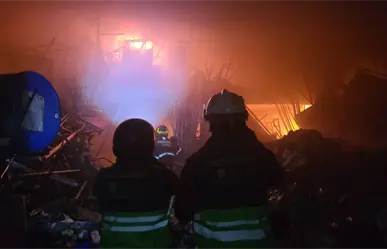 Fuerte incendio consume bodega en Iztapalapa; el humo alarmó a toda la zona oriente