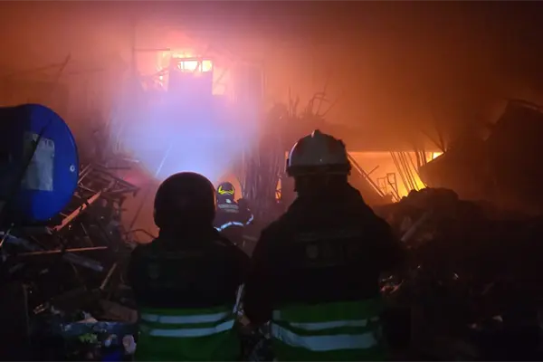 Fuerte incendio consume bodega en Iztapalapa; el humo alarmó a toda la zona oriente Fuerte incendio consume bodega en Iztapalapa; el humo alarmó a toda la zona oriente