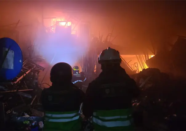Fuerte incendio consume bodega en Iztapalapa; el humo alarmó a toda la zona oriente