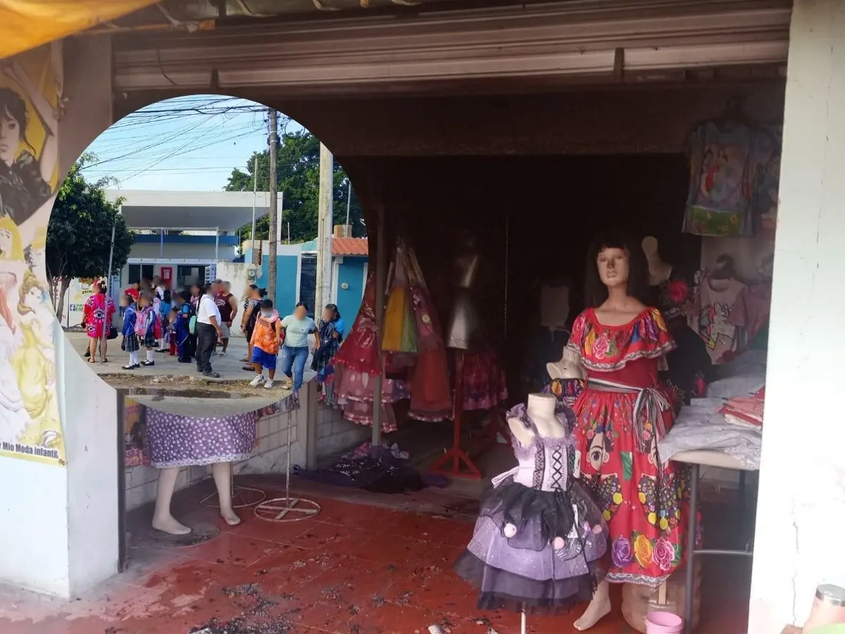 Autoridades atendieron un llamado de emergencia por un incendio que se registró la jornada de este miércoles en una tienda ubicada sobre la Avenida Leandro Valle por 16 de la colonia Morelos Oriente que generó el desalojo de alumnos de una escuela primera cercana al lugar.- Fuente SSP