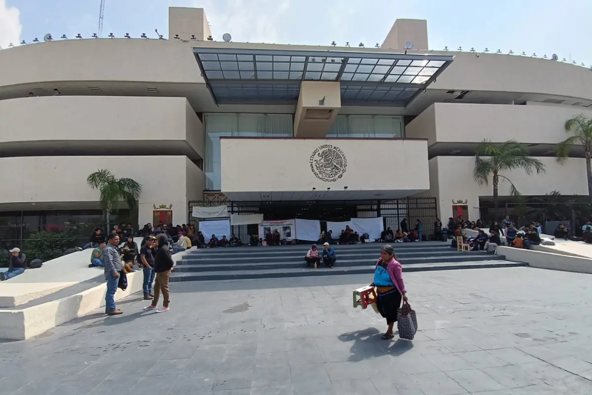 Manifestantes afuera de edificio de gobierno. Foto: María Inés Muñoz