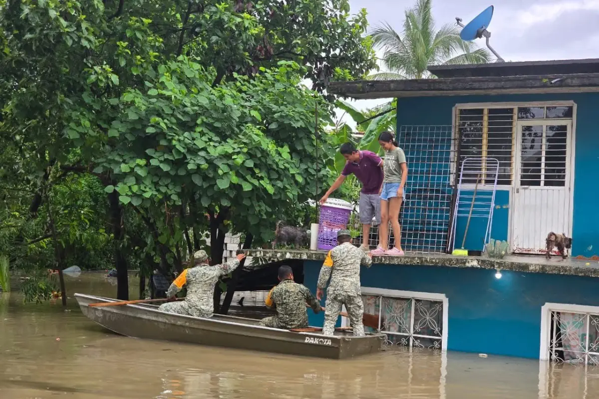 Personas siendo auxiliadas por personal militar. Foto: X (@CNPC_MX)