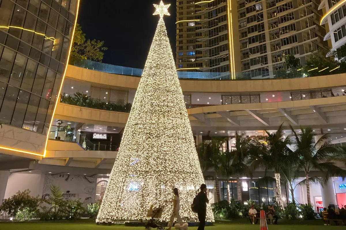 La magia de la Navidad comenzará este 6 de noviembre en Laredo con el encendido del icónico pino navideño. Foto: Canva