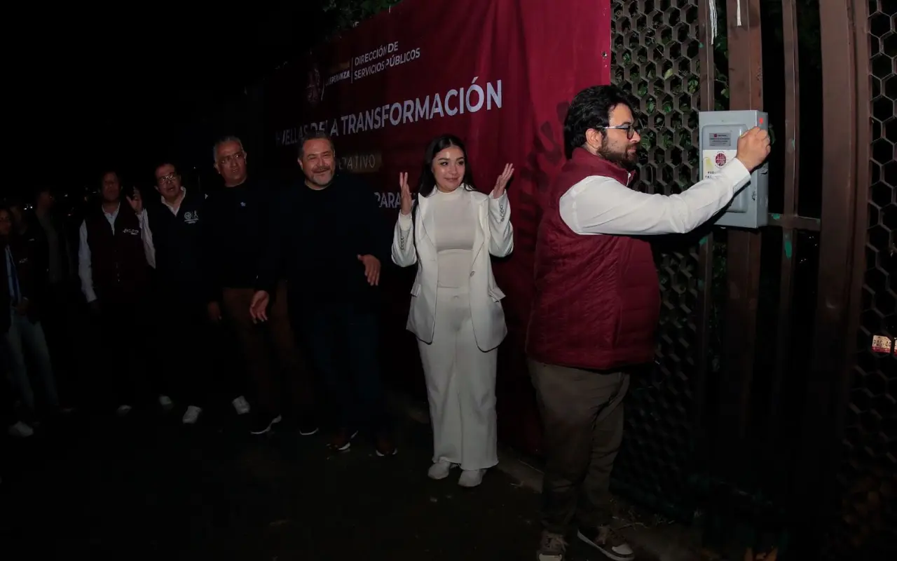 El Presidente Municipal Isaac Montoya, iluminó el Parque Naucalli. Foto: X/ @GobNau (Canva)