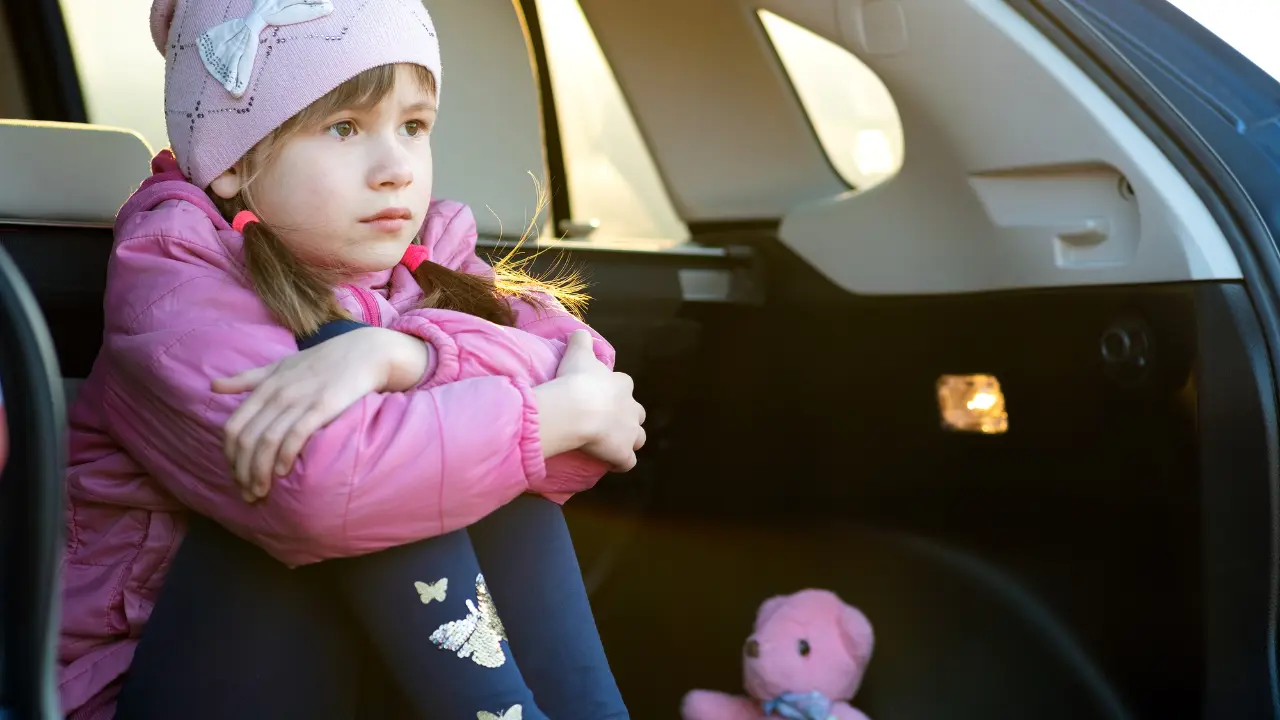 Ilustración de niña dentro de auto. Foto: Canva