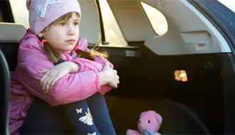 Mujer en presunto estado de ebriedad abandona a su hija en auto en Álvaro Obregón y es detenida