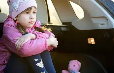 Mujer en presunto estado de ebriedad abandona a su hija en auto en Álvaro Obregón y es detenida