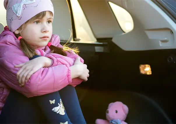 Mujer en presunto estado de ebriedad abandona a su hija en auto en Álvaro Obregón y es detenida