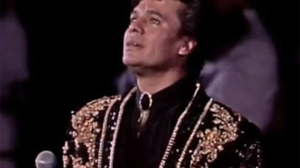 Juan Gabriel: lujo oaxaqueño y orgullo mexicano en Bellas Artes, el traje negro y dorado que hizo historia